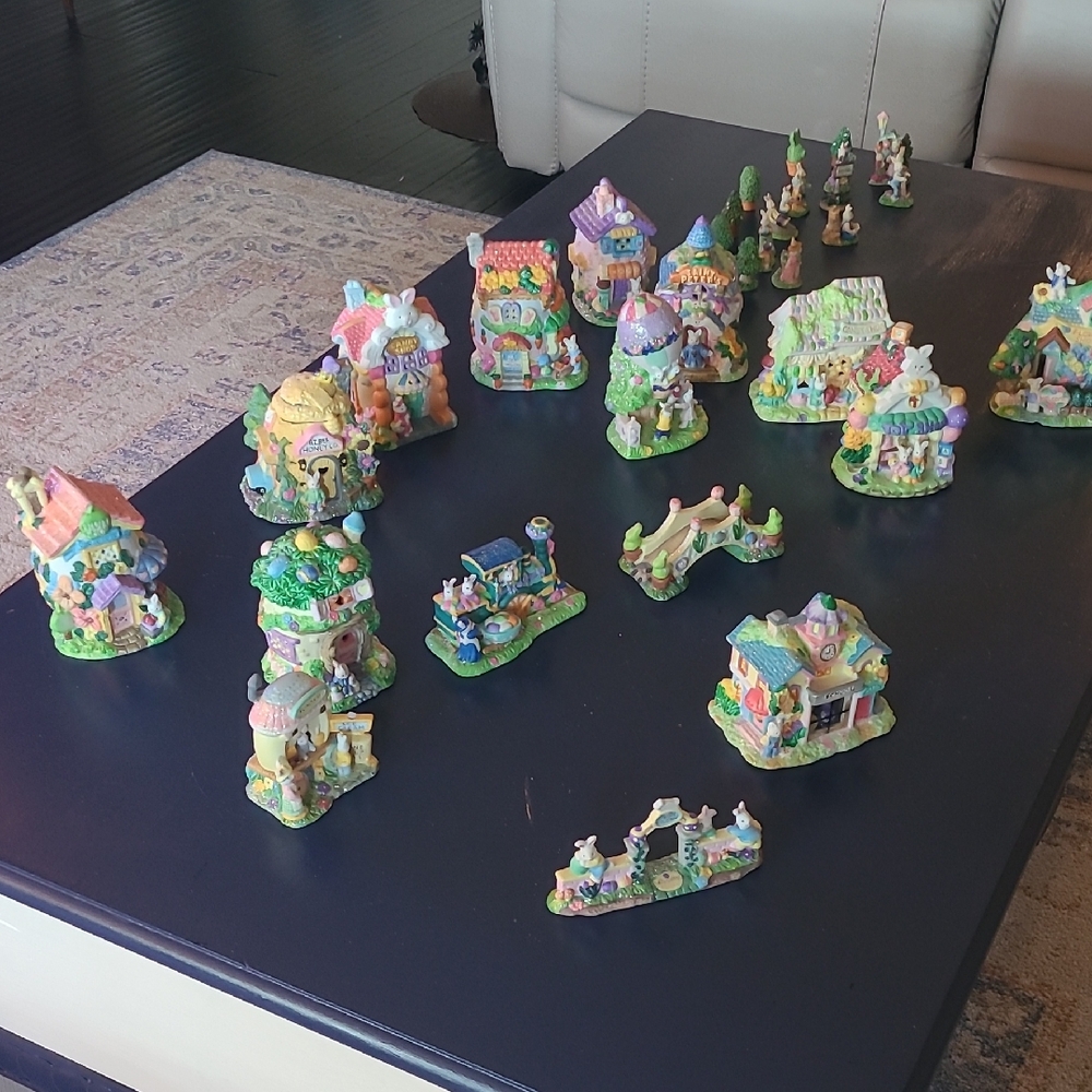 VINTAGE HOPPY HOLLOW 2002, 2003 EASTER VILLAGE. 16large, 16 Mini